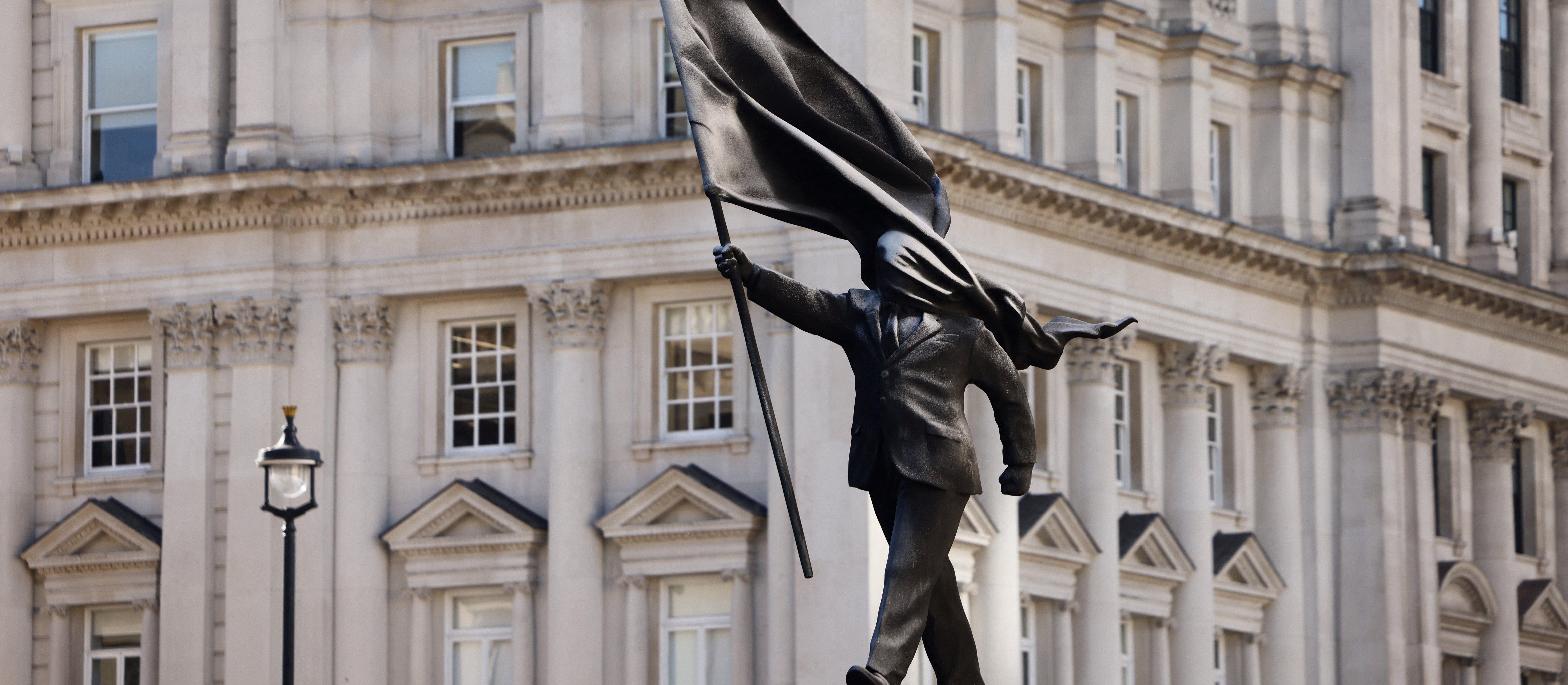 Banksy potwierdza autorstwo pomnika w Londynie. Rzeźba „oślepionego flagą” pojawiła się nocą