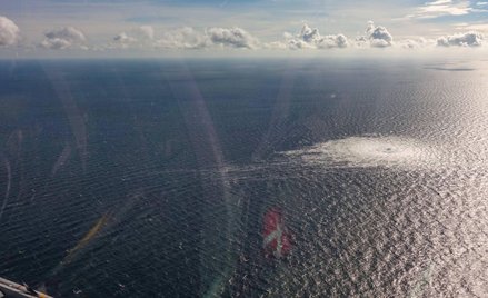 Widok z duńskiego myśliwca  F-16 na wyciek gazu Nord Stream 2, wtorek, 27 września 2022