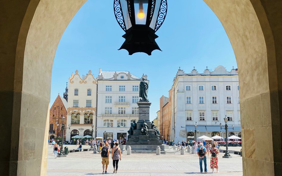 W 2024 roku Kraków odwiedziło 4,8 miliona turystów, w tym prawie pół miliona gości z zagranicy – inf