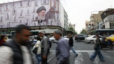 Teheran. Billboard z wizerunkiem zmarłego irańskiego Najwyższego Przywódcy ajatollaha Alego Chamenei
