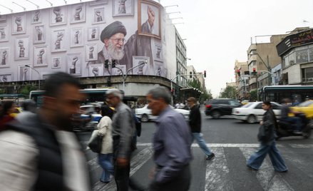 Teheran. Billboard z wizerunkiem zmarłego irańskiego Najwyższego Przywódcy ajatollaha Alego Chamenei
