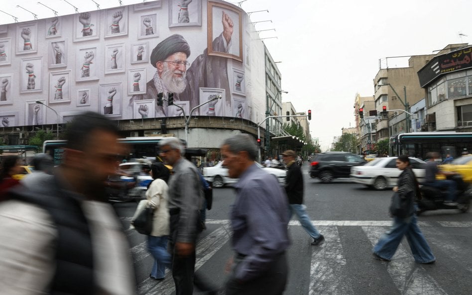 Teheran. Billboard z wizerunkiem zmarłego irańskiego Najwyższego Przywódcy ajatollaha Alego Chamenei