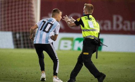 Barcelona gromi rywala, na murawę wbiega kibic