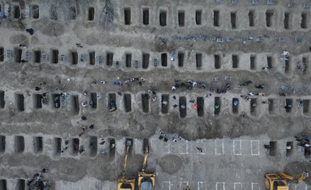 Rząd grobów przygotowanych dla ofiar ataku na szkołę w Minab