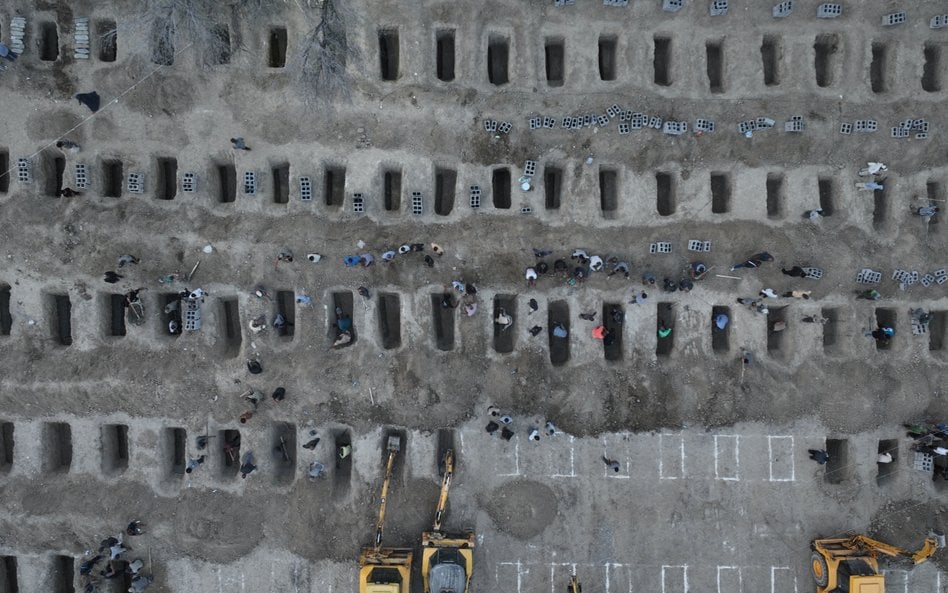 Rząd grobów przygotowanych dla ofiar ataku na szkołę w Minab