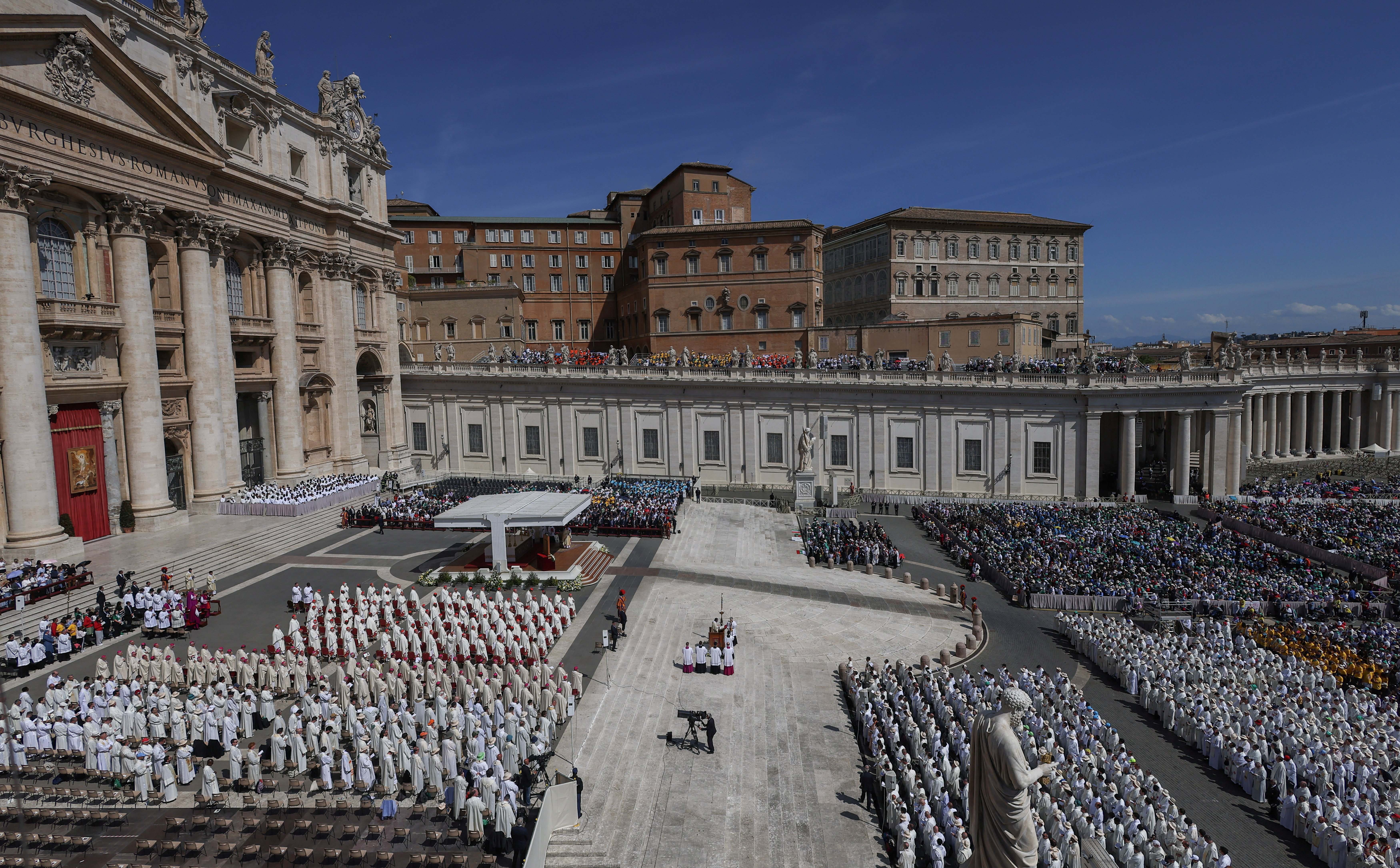 Awantura o lot posłów na pogrzeb papieża. Kto zapłacił za podróż do Watykanu?