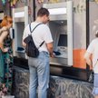 „Obcy” wpłatomat. Klienci tych banków skorzystają za darmo