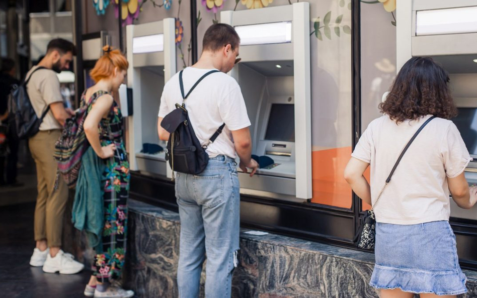 „Obcy” wpłatomat. Klienci tych banków skorzystają za darmo