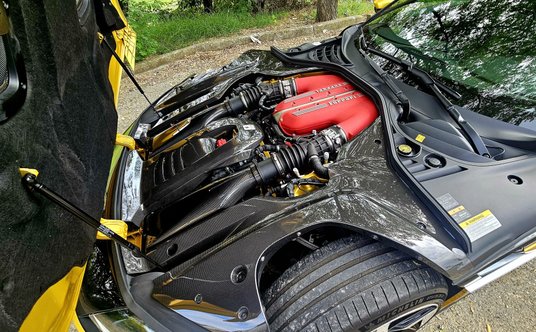 Dla lepszego balansu silnik Ferrari 12Cilindri jest zabudowany za przednią osią