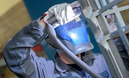 Czy spółka może odliczyć koszt naprawy bramy u kontrahenta