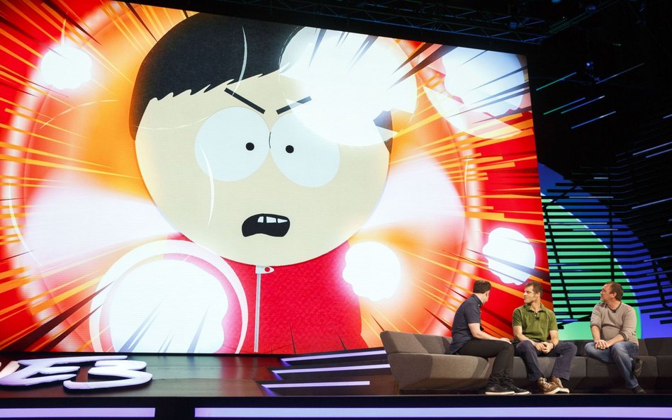 Matt Stone, w środku, i Trey Parker, z prawej, twórcy "South Park", podczas prezentacji gry wideo "S