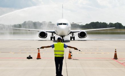 Zbyt wylewne powitanie w Dubaju. Pasażer ranny