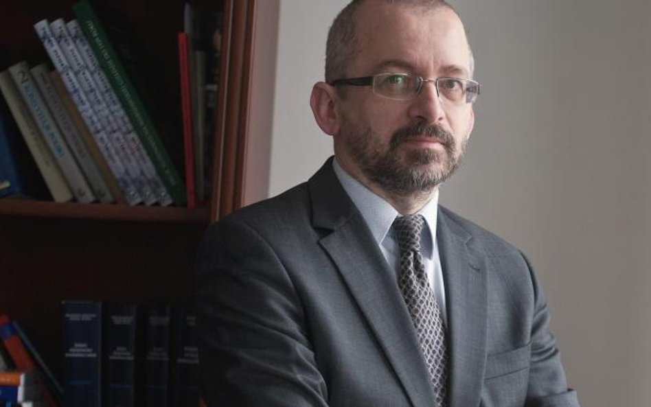 Marcin Dyl jest absolwentem Wydziału Prawa i Administracji Uniwersytetu Warszawskiego. Z rynkiem kap