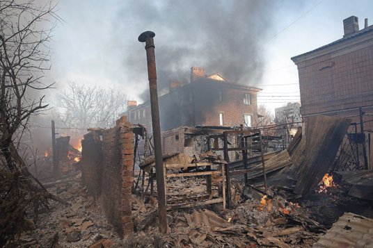 Rosyjska inwazja na Ukrainę: ruiny i zgliszcza domów po ostrzale Bachmutu w obwodzie donieckim, 4 gr