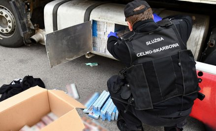 Papierosy warte ponad ćwierć miliona złotych ukryte w tirze