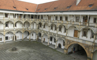 Imponujący dziedziniec Zamku Piastów Śląskich w Brzegu przypomina krakowski Wawel.