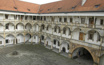 Imponujący dziedziniec Zamku Piastów Śląskich w Brzegu przypomina krakowski Wawel.