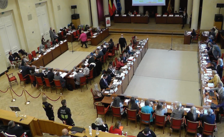 Duża część miejskich i dzielnicowych radnych zatrudniona jest w samorządowych i państwowych spółkach