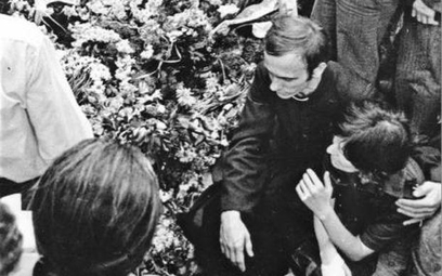 Pogrzeb Grzegorza Przemyka odprawił ks. Jerzy Popiełuszko (na zdjęciu z prawej, obejmuje Barbarę Sad