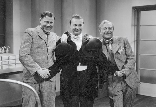 Od lewej: Kazimierz Wajda (Szczepko), Stanisław Sielański jako woźny Hipek, Henryk Vogelfänger (Tońk