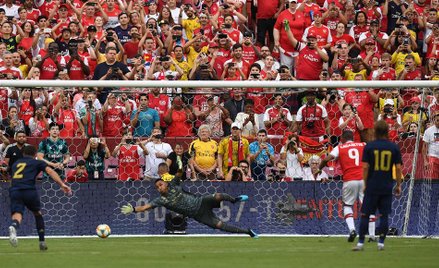 Mecz Arsenalu z Realem przy pełnych trybunach stadionu FedExField w Maryland