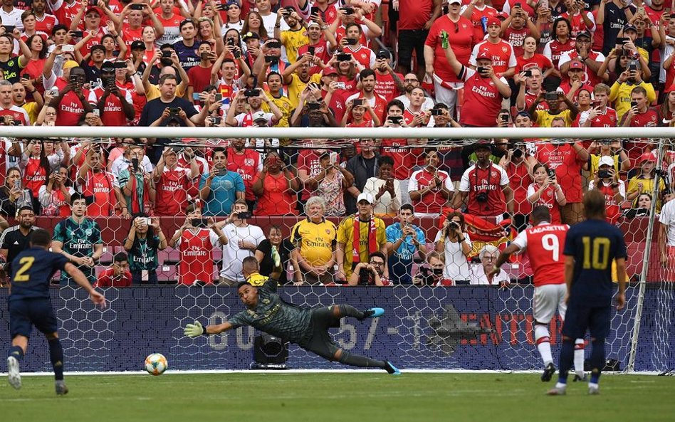 Mecz Arsenalu z Realem przy pełnych trybunach stadionu FedExField w Maryland