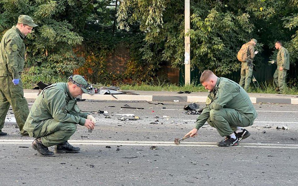 Badanie śladów na miejscu eksplozji, w której zginęła Daria Dugina