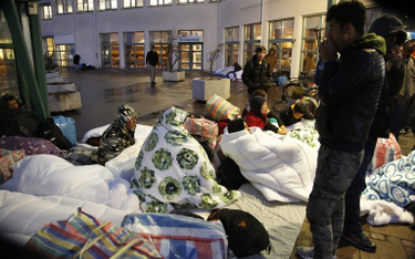 Szwecja: Uchodźcy śpią na schodach