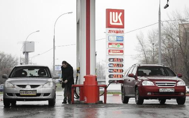 Tanieją paliwa w Rosji