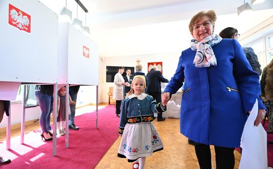 Wybory samorządowe 2024. Głosowanie w lokalu wyborczym w Głuchowie koło Rawy Mazowieckiej