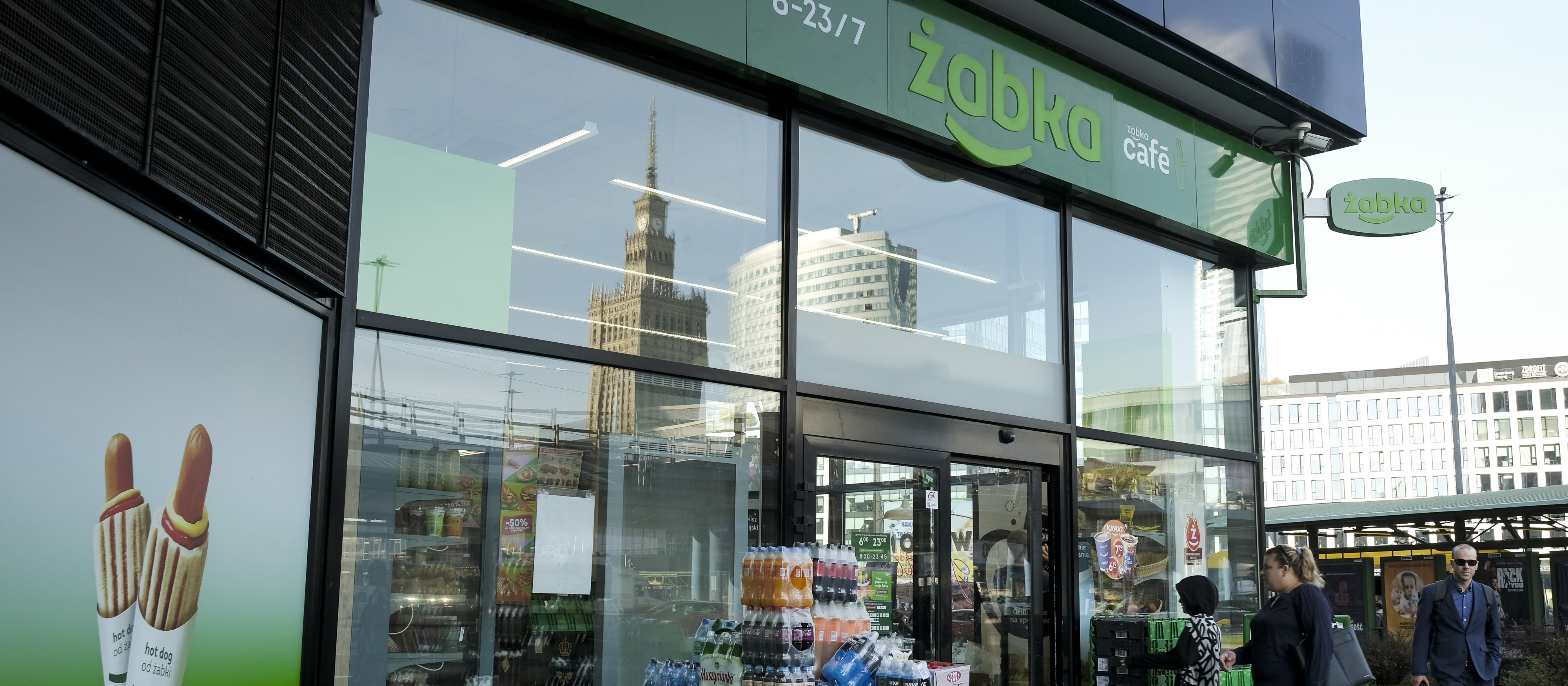 Żabka pokazuje wyniki. Co interesującego widać między wierszami?