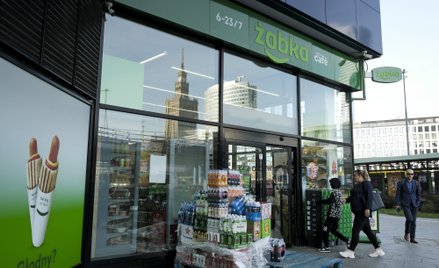 Żabka pokazuje wyniki. Co ciekawego widać między wierszami?