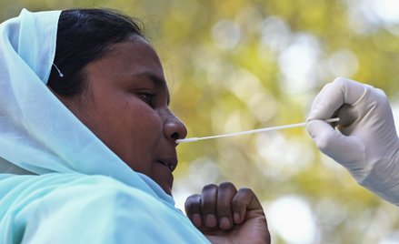 Indie: Zakażeń mniej, ale wciąż najwięcej na świecie