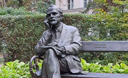Pomnik prof. Mieczysława Pożaryskiego (1875–1945) na terenie Politechniki Warszawskiej. Profesor Poż