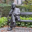 Pomnik prof. Mieczysława Pożaryskiego (1875–1945) na terenie Politechniki Warszawskiej. Profesor Poż