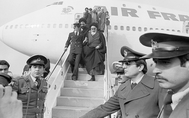 Chomeini triumfalnie wraca do Teheranu 1 lutego 1979 r. Tuż za jego plecami Ali Chamenei. Jeżeli rze