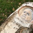 Lech Kaczyński wycięty w brzozie. Rzeźba w Warszawie