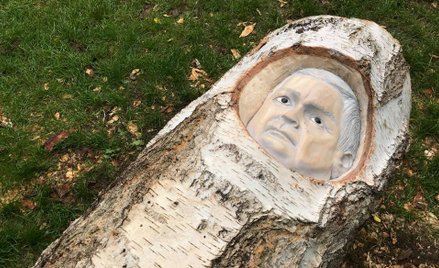 Lech Kaczyński wycięty w brzozie. Rzeźba w Warszawie