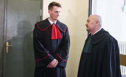 Rzecznik Prokuratury Okręgowej w Sosnowcu prok. Bartosz Kilian (L) i obrońca podejrzanego o spowodow