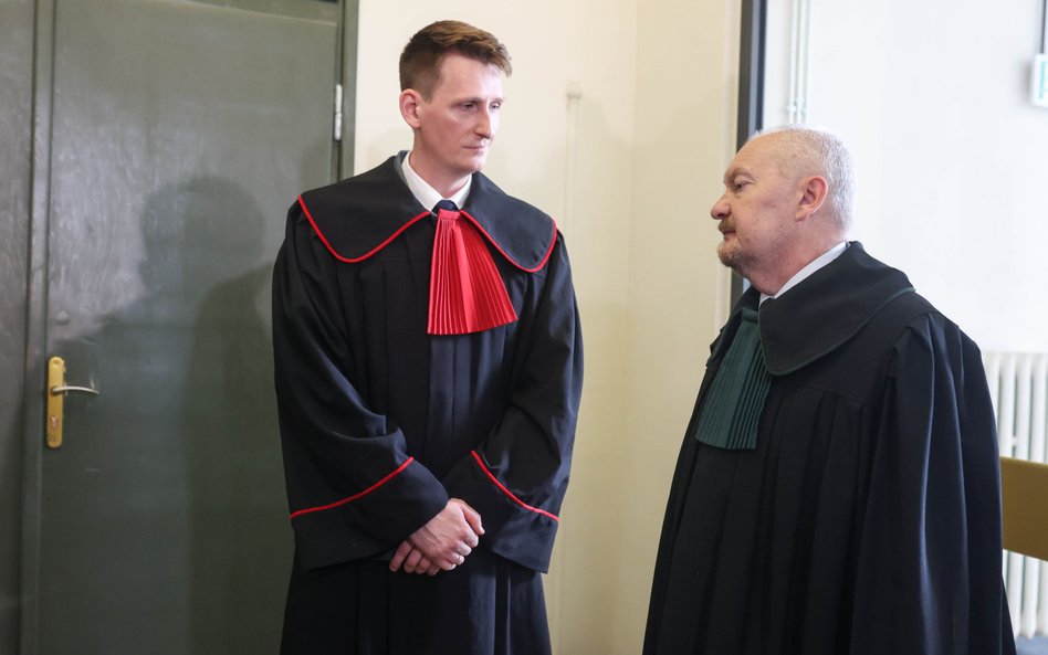 Rzecznik Prokuratury Okręgowej w Sosnowcu prok. Bartosz Kilian (L) i obrońca podejrzanego o spowodow