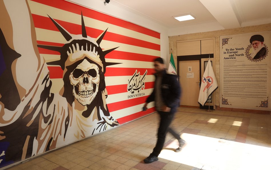 Antyamerykański baner przy wejściu do dawnej ambasady Stanów Zjednoczonych w Teheranie.
