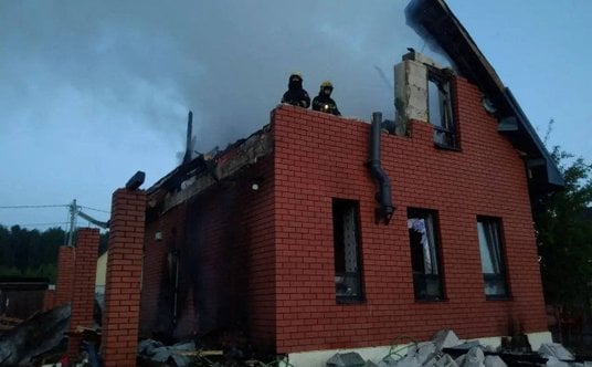 Strażacy pracują przy uszkodzonym domu w obwodzie moskiewskim