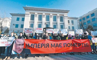 W proteście przeciw decyzjom Kremla setki Ukraińców demonstrowało we wtorek przed ambasadą Rosji w K