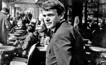 Milan Kundera od lat mieszka we Francji. Gdy przyjeżdżał do ojczyzny, odmawiał kontaktów z prasą, a 