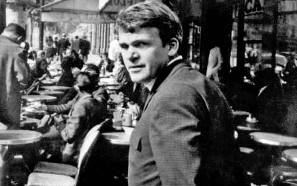 Milan Kundera od lat mieszka we Francji. Gdy przyjeżdżał do ojczyzny, odmawiał kontaktów z prasą, a 