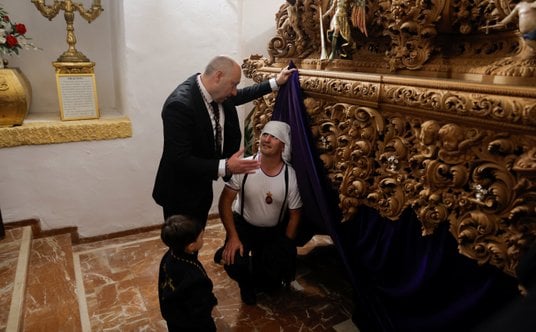 „Costalero” z bractwa Padre Jesus przygotowuje się do niesienia figury Chrystusa