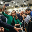 Barwy kampanii w Kentucky: kandydatka demokratów Alison Lundergan Grimes rozumie, że selfie z Billem