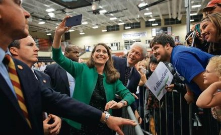 Barwy kampanii w Kentucky: kandydatka demokratów Alison Lundergan Grimes rozumie, że selfie z Billem