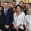 Na zdjęciu, jakie zrobił sobie po powołaniu nowy rząd, minister turystyki Olga Kefalogianni stanęła 