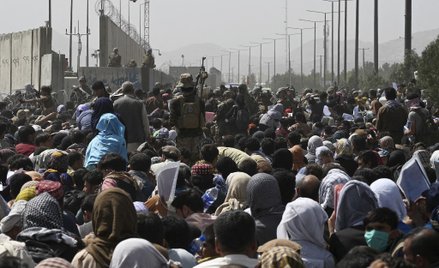 Strzały w Kabulu. Talibowie opanowują tłum przed lotniskiem